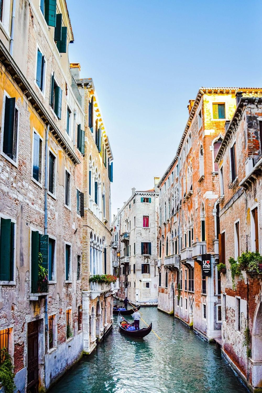 Gondola in un rio tra i palazzi di Venezia