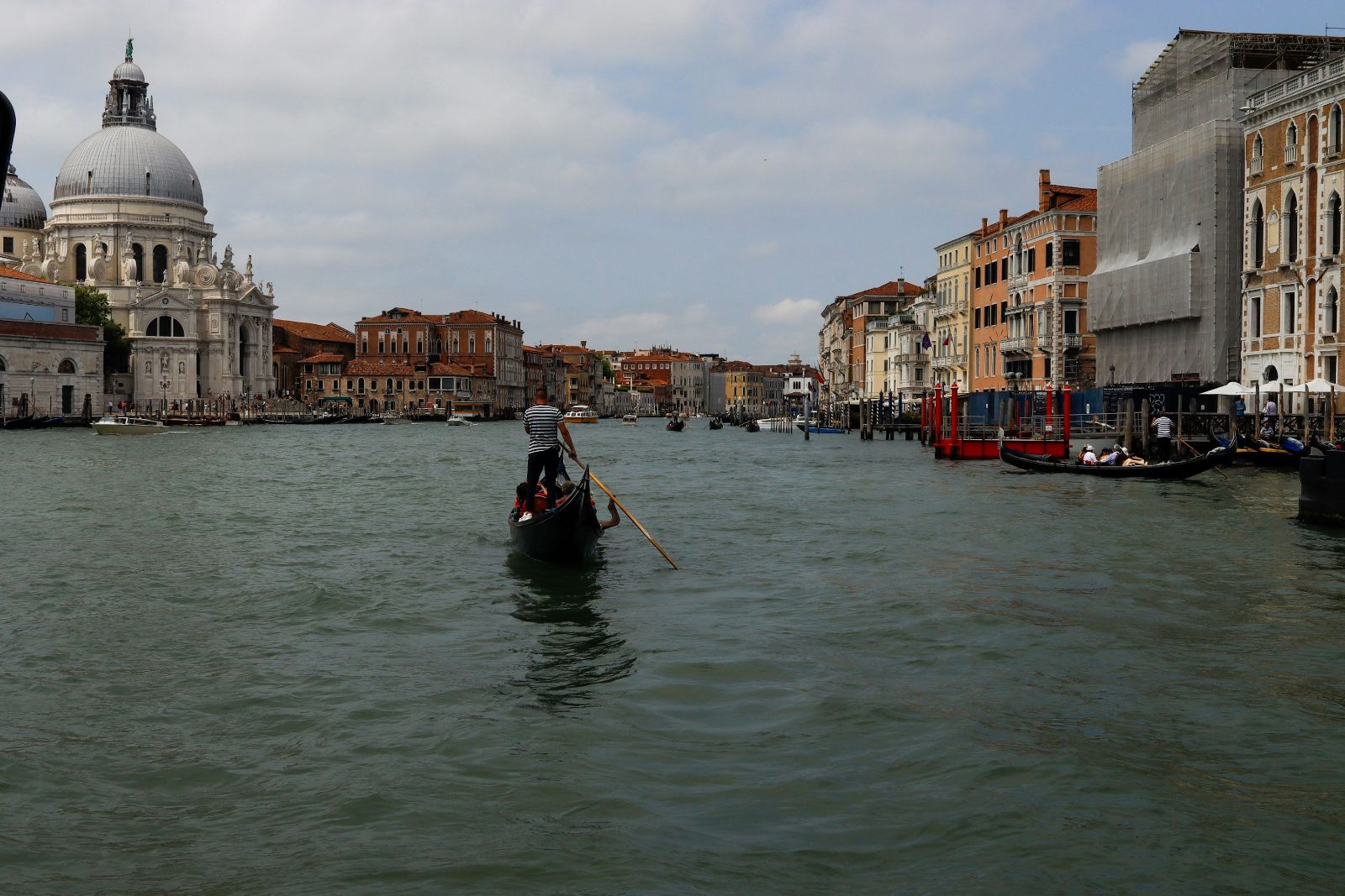 Gondola sul Canal Grande verso la Basilica della Salute